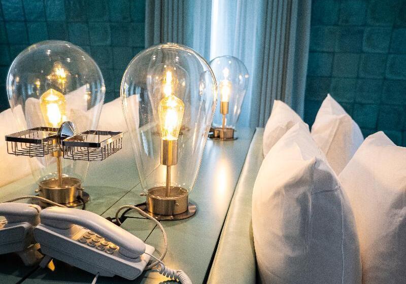 Номер Клуб, Omni Charlotte