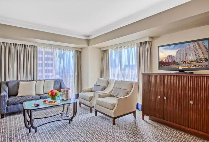 سوئیت اجرایی با تخت کینگ, Omni Los Angeles