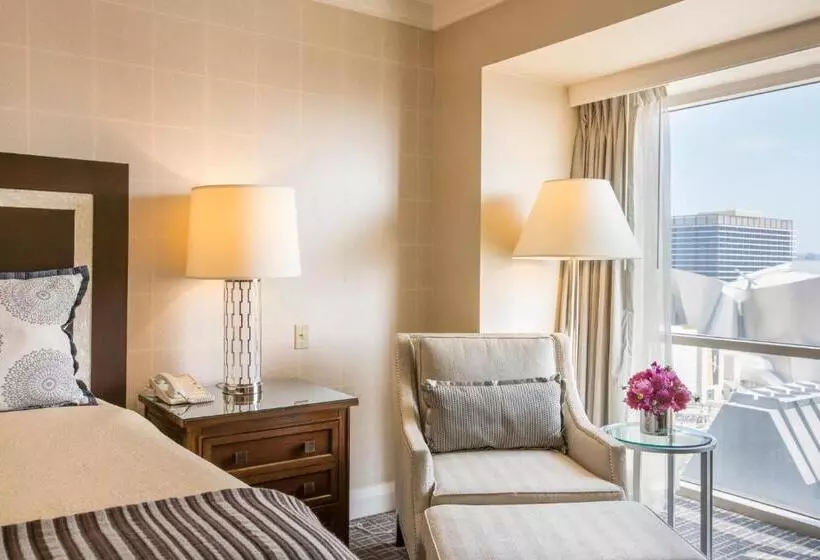 سوئیت اجرایی با تخت کینگ, Omni Los Angeles