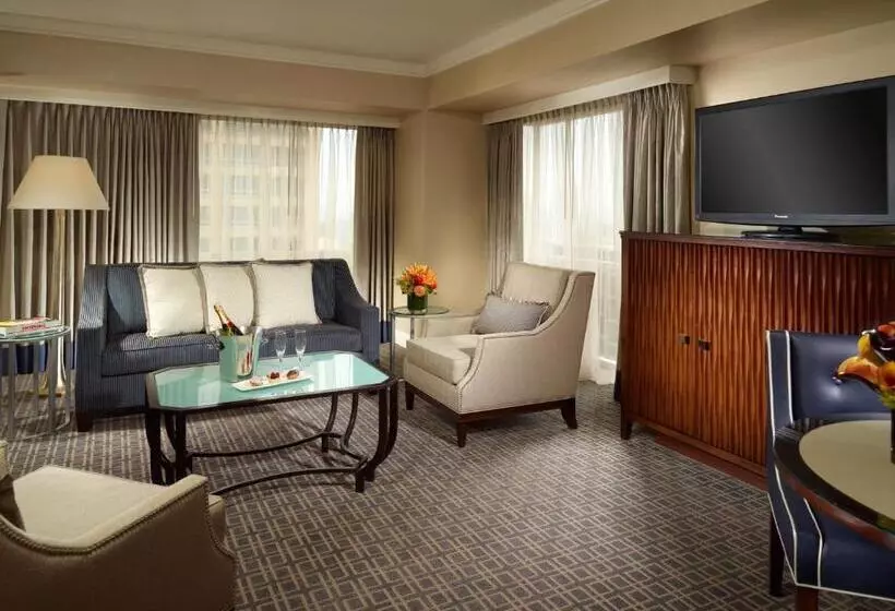 سوئیت اجرایی با تخت کینگ, Omni Los Angeles