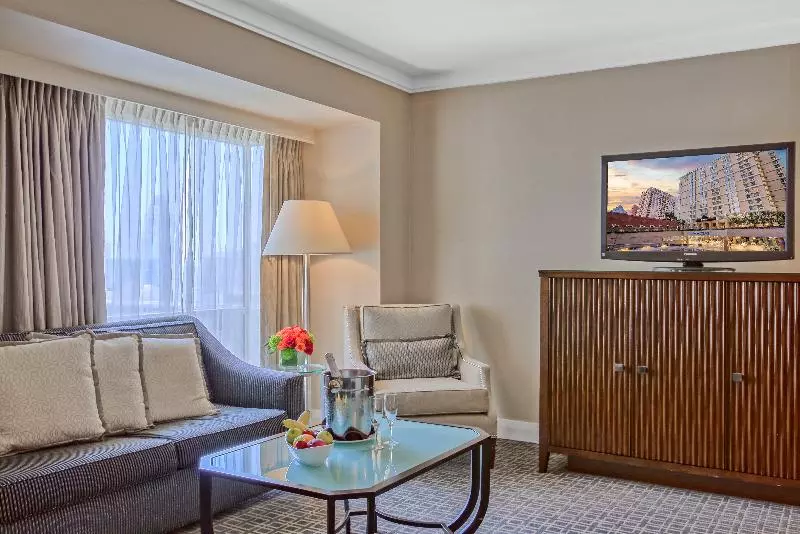 Club Room King Bed, Omni Los Angeles
