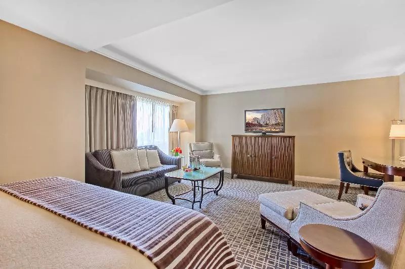 Club Room King Bed, Omni Los Angeles