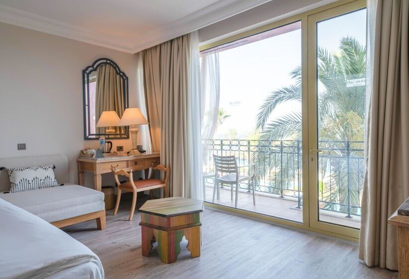 スタンダードルーム, The Norm Oriental