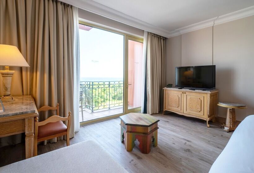 スタンダードルーム, The Norm Oriental