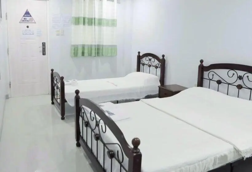 Deluxe Kolmen Hengen Huone, Reddoorz At Guimod Transient House Ilocos Sur