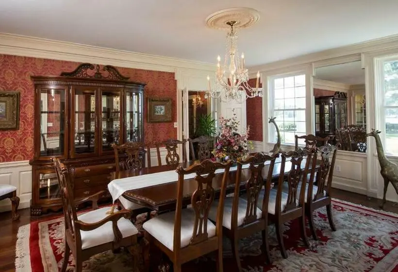 キングサイズベッドのデラックスルーム, Kingsbay Mansion And Vacation Rental Houses