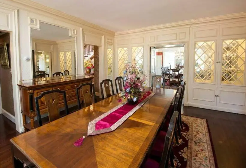 キングサイズベッドのデラックスルーム, Kingsbay Mansion And Vacation Rental Houses
