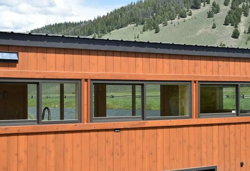 デラックスキャビン, Redwood Cabins