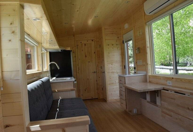 디럭스 코티지, Redwood Cabins
