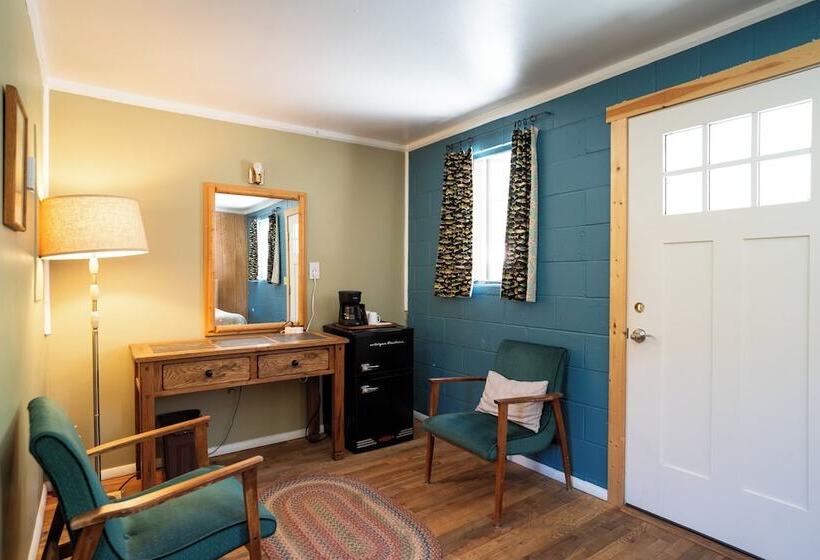 小室, Redwood Cabins