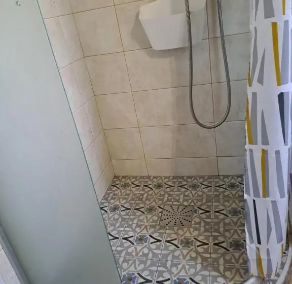 سوییت خانوادگی, Guest House Topla