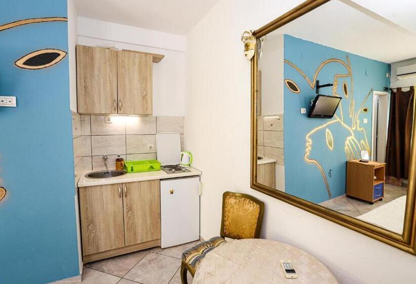 استودیوی استاندارد, Guest House Topla