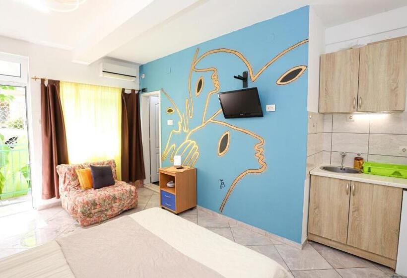 استودیوی استاندارد, Guest House Topla