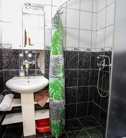 استودیوی استاندارد, Guest House Topla