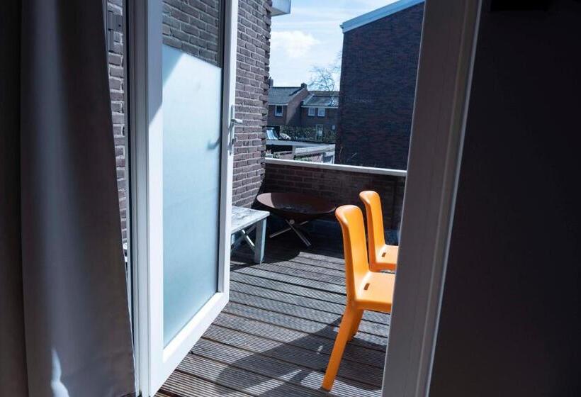 带大床的标准间, Holt