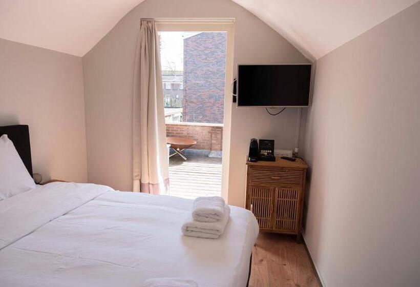 带大床的标准间, Holt