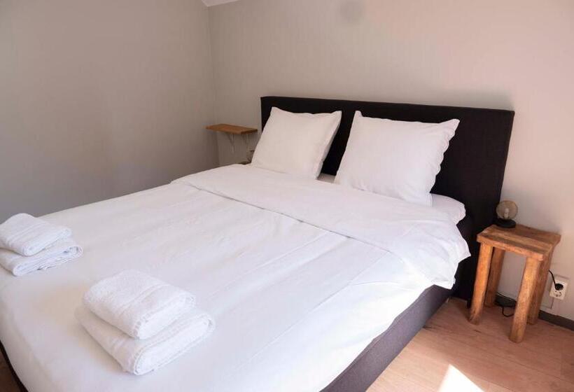 带大床的标准间, Holt