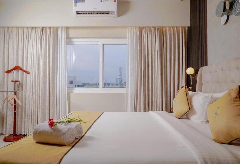 Büyük Çift Kişilik Yataklı Lüks Oda, Lazdana Hotel Bangalore
