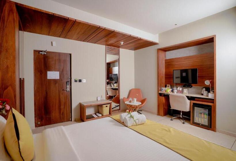 Büyük Çift Kişilik Yataklı Lüks Oda, Lazdana Hotel Bangalore