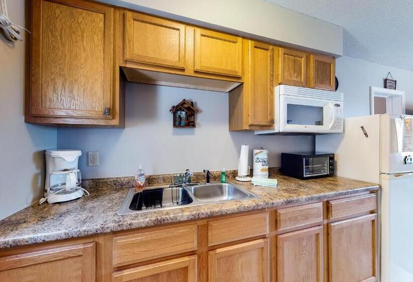 شقة غرفة واحدة, The Bear's Den