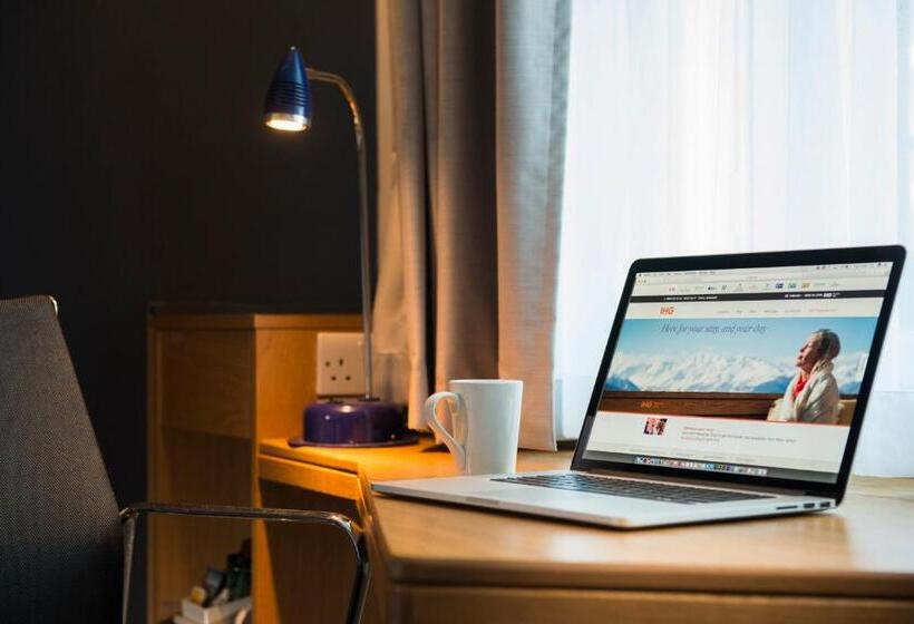 Номер Стандарт Адаптированный для Инвалидов, Holiday Inn Express Bedford, An Ihg