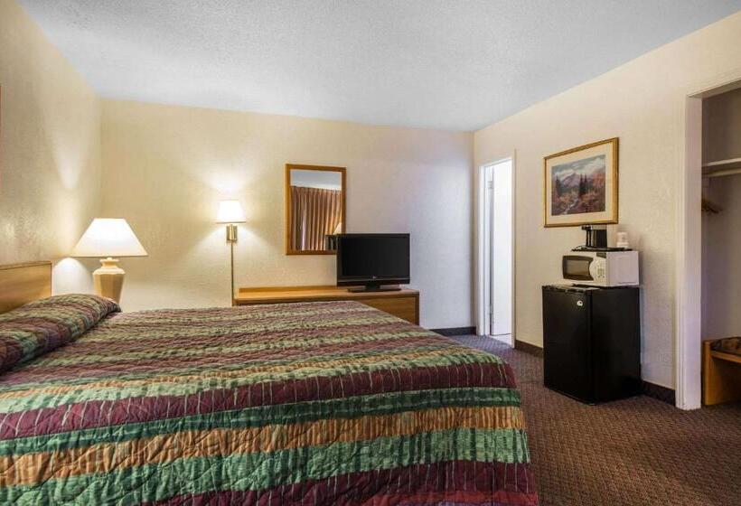 キングサイズベッドのスタンダードルーム, Rodeway Inn & Suites