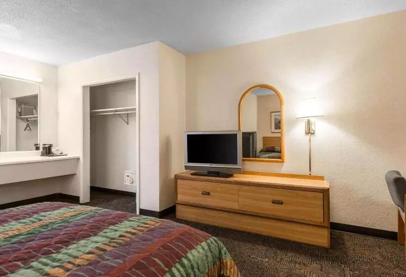 اتاق استاندارد با تخت بزرگ, Rodeway Inn & Suites