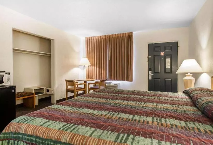 اتاق استاندارد با تخت بزرگ, Rodeway Inn & Suites