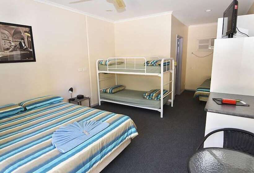 חדר משפחתי, Wentworth Central Motor Inn