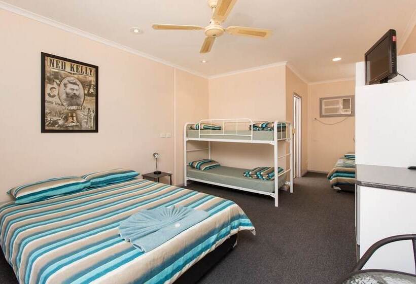 חדר משפחתי, Wentworth Central Motor Inn