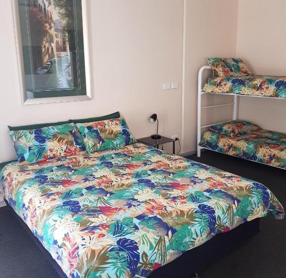 חדר משפחתי, Wentworth Central Motor Inn