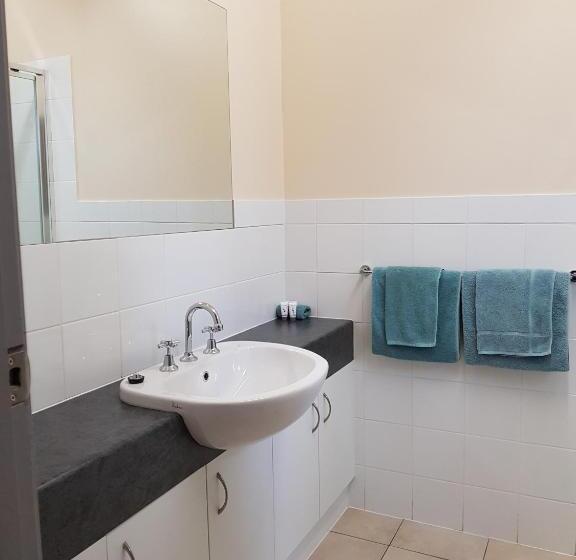 חדר משפחתי, Wentworth Central Motor Inn