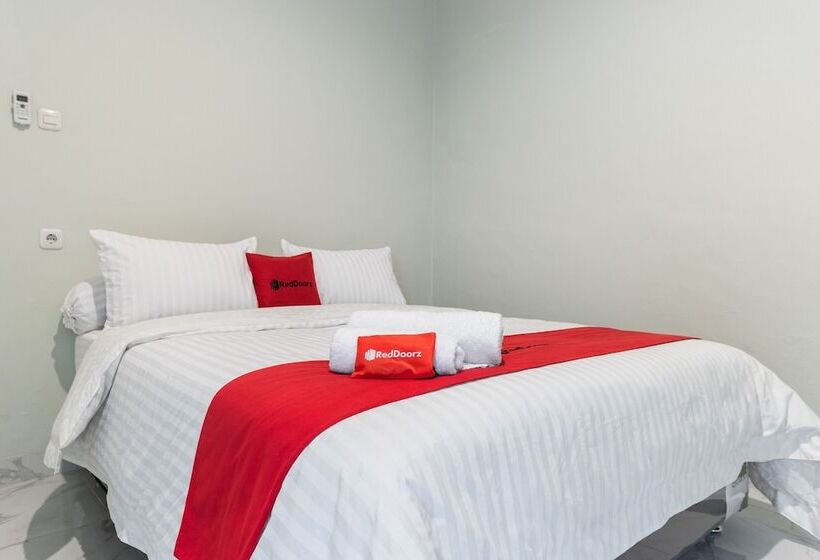 Номер Стандарт, Reddoorz Plus Near Rs Usu Medan 2