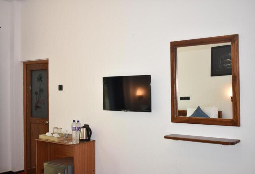 اتاق لوکس سه تخته, Forest Edge Safari Villa