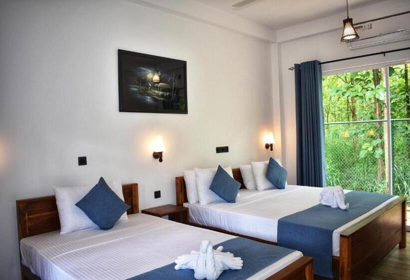 اتاق لوکس سه تخته, Forest Edge Safari Villa