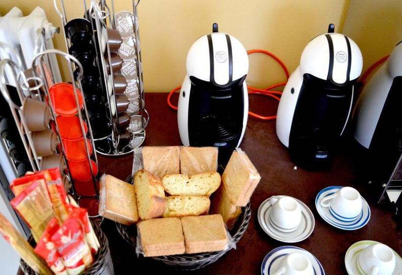اتاق لوکس با چشم‌انداز استخر, The Swan B&b