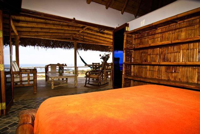 بنجلو قياسى, Oceanic Bungalows