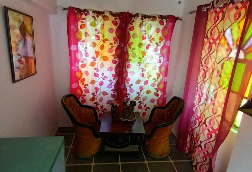 Quarto deluxe, Jag Niwas Guest House & Pure Veg Restaurant