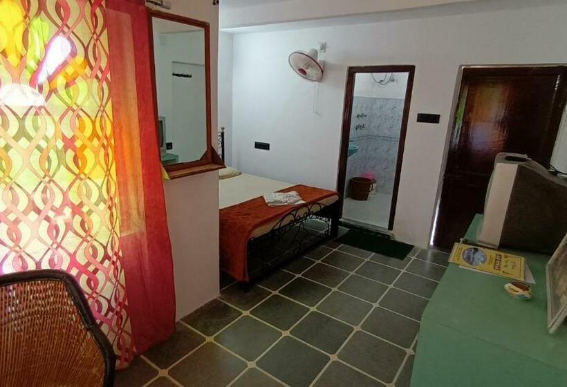 Quarto deluxe, Jag Niwas Guest House & Pure Veg Restaurant