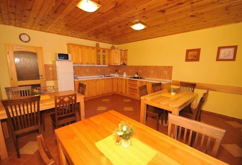 Четырехместный Номер Стандарт с Балконом, Penzion Tri Klasy
