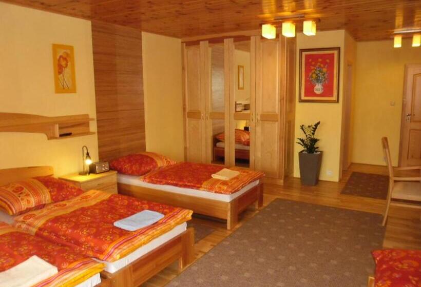 Четырехместный Номер Стандарт с Балконом, Penzion Tri Klasy