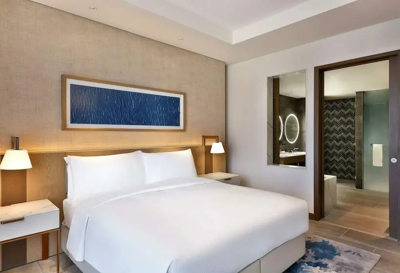 اتاق لوکس با چشم‌انداز استخر, Hilton Abu Dhabi Yas Island