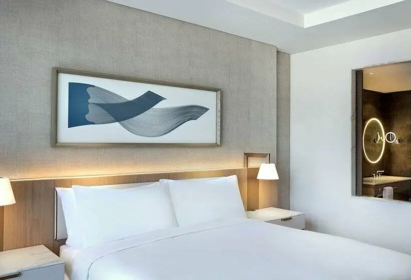 اتاق لوکس با چشم‌انداز استخر, Hilton Abu Dhabi Yas Island