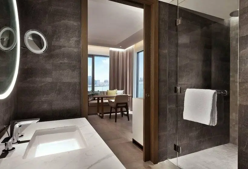 اتاق لوکس با چشم‌انداز, Hilton Abu Dhabi Yas Island