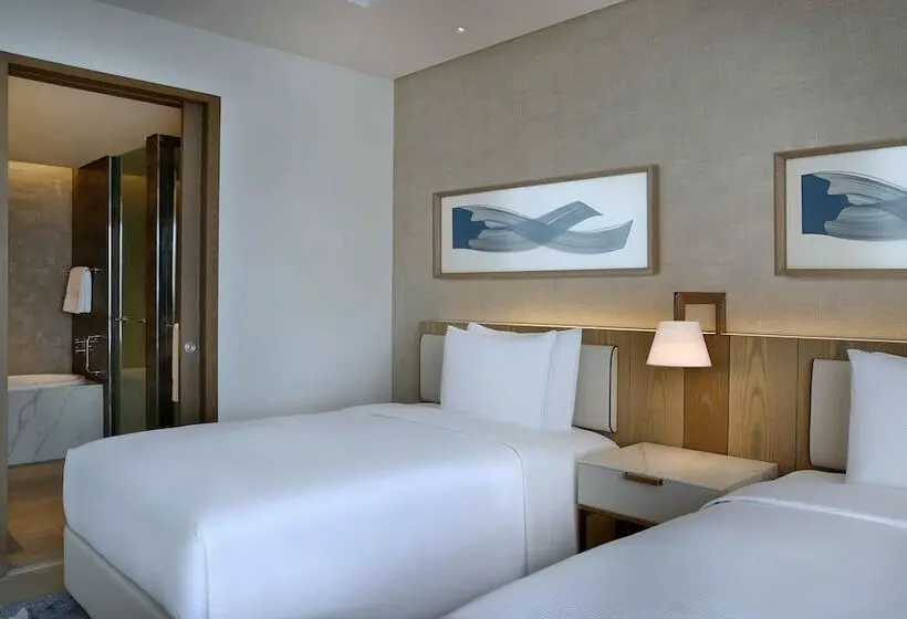 اتاق لوکس با چشم‌انداز استخر, Hilton Abu Dhabi Yas Island