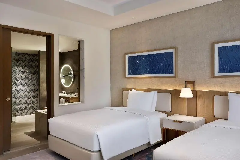اتاق لوکس با چشم‌انداز استخر, Hilton Abu Dhabi Yas Island