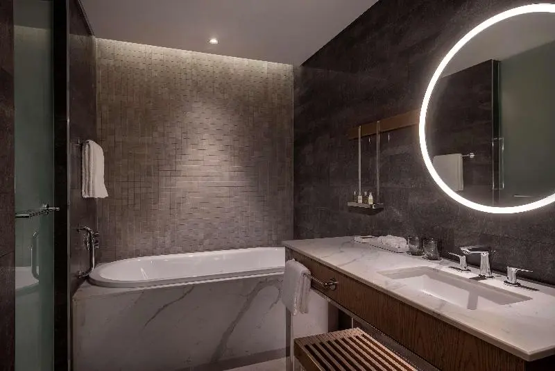 اتاق لوکس با چشم‌انداز استخر, Hilton Abu Dhabi Yas Island