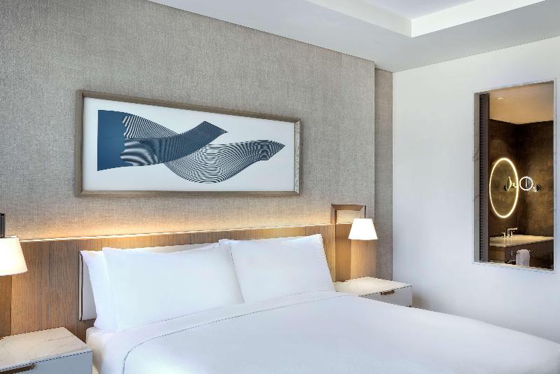 Номер Deluxe Вид на Бассейн, Hilton Abu Dhabi Yas Island