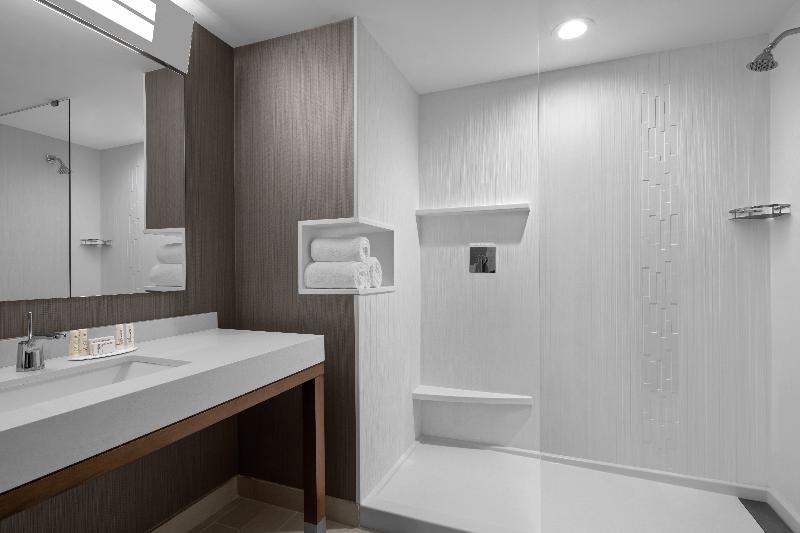 غرفة قياسية سرير ملكى, Courtyard By Marriott Clearwater Beach