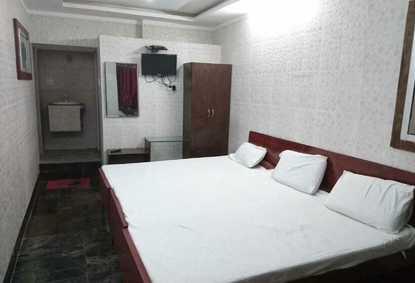 豪华三人间, Lawrence Lodge